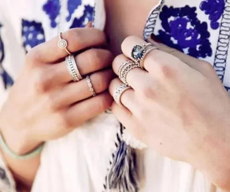 奔六的女人首饰怎么选,女人越老首饰越戴的多吗