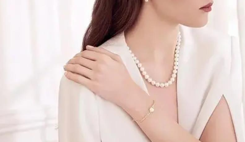 奔六的女人首饰怎么选,女人越老首饰越戴的多吗