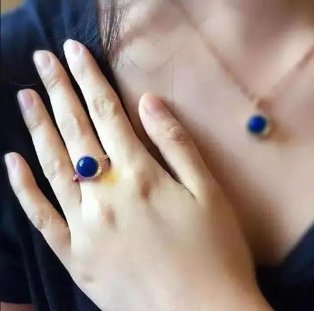 奔六的女人首饰怎么选,女人越老首饰越戴的多吗