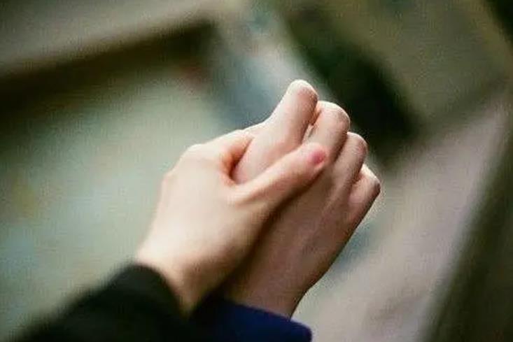 女人允许你吻她的征兆，为什么不要主动给男人发信息