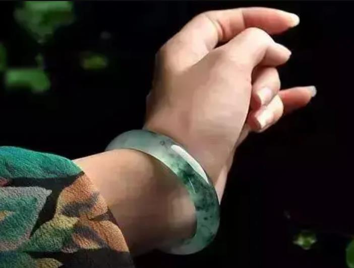 左手戴玉镯右手戴银镯有什么讲究，玉镯戴多久就认主人了