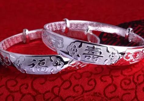 中年女性带什么首饰端庄大方，给50岁妈妈送黄金还是银饰好