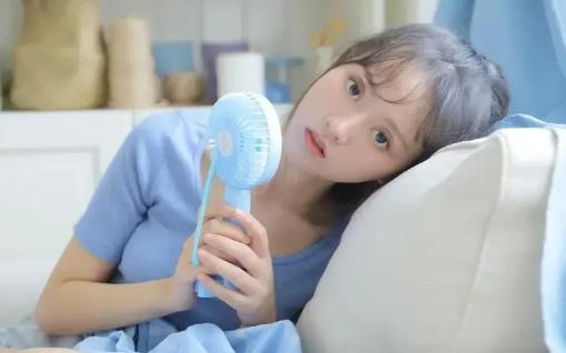 女孩想你了有哪些暗示，女生会随意说想你吗