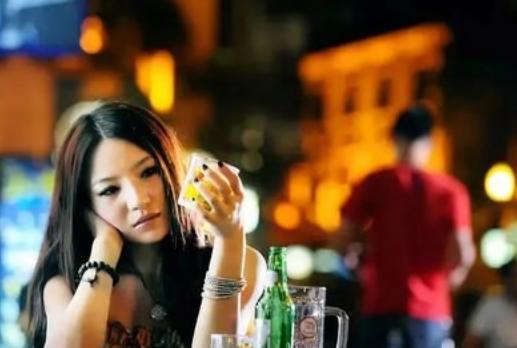 一个女人经常有饭局是什么原因，为什么有的女人对饭局乐此不疲