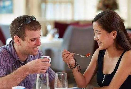 老男人不爱老伴的表现，男人找老伴喜欢丧偶的还是离异的