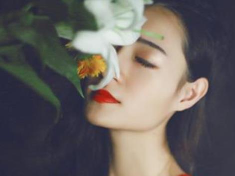 男人闻到女人身上有异香的原因，女性身上有乳香味是怎么回事