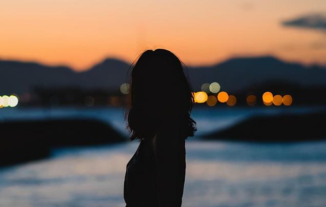 男生会不会嫌女生话多，男生会反感粘着他的女生吗
