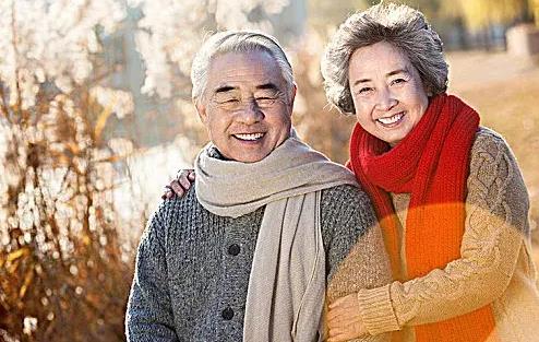 为什么晚年最亲的人不是老伴，老伴是后半生最亲密的人吗