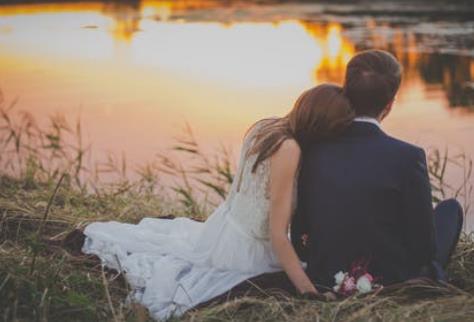 闪婚的女人是不矜持吗，女人愿意闪婚是不是因为非常爱