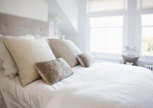 为什么人会把手伸进枕头,为什么睡觉会喜欢把手伸进枕头