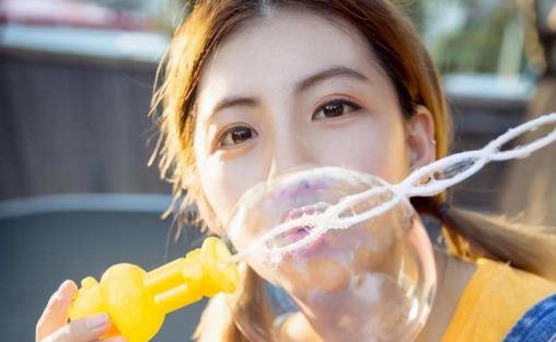 男人半夜帮女人盖被子是因为爱她吗，男人帮女人该被子说明什么