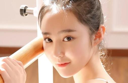 如何插入女人聊天话题，男生怎么快速插入女性的聊天中