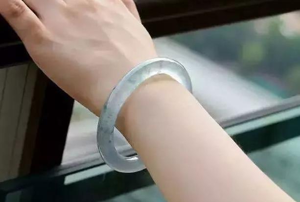 女人手上戴什么最吉利，女人戴什么招财