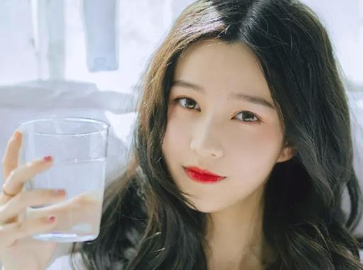 落落大方的女人的表现，收放自如的人有什么表现