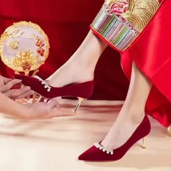 女儿婚礼敬酒服选旗袍合适吗，婚礼敬酒服搭配什么鞋子合适