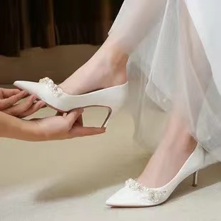 女儿婚礼敬酒服选旗袍合适吗，婚礼敬酒服搭配什么鞋子合适