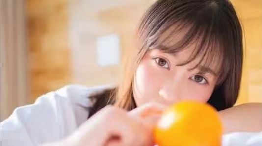 女孩盯着我看什么意思，女生总看你是暗示什么