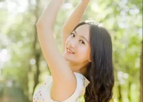 女孩盯着我看什么意思，女生总看你是暗示什么