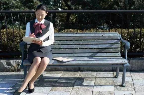 七种坐姿看出女人性格与欲望，什么样的女人坐姿最好看