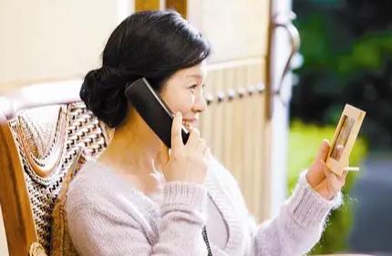 不主动联系父母的孩子代表什么，父母不主动联系子女正常吗