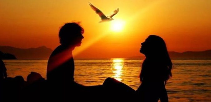 女人晚上主动找男人聊天正常吗,女人主动握住男人的手是什么意思