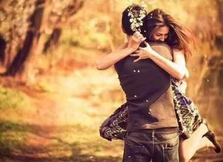 女人晚上主动找男人聊天正常吗,女人主动握住男人的手是什么意思