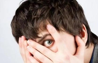 男生看女人眼神闪躲代表什么，男人看女人眼睛瞪得很大说明什么
