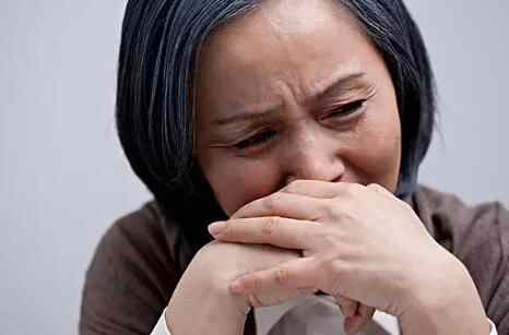 如何安慰中年丧偶女人，如何安慰一个受伤的老女人