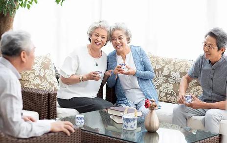 五十亲三人如同玩火自焚是什么意思，远离哪三种人才能过好50岁