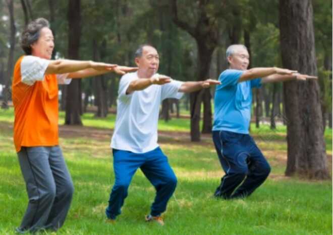 五十亲三人如同玩火自焚是什么意思，远离哪三种人才能过好50岁