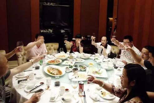 如何高情商拒绝请客吃饭，高情商的人吃饭偷偷买单