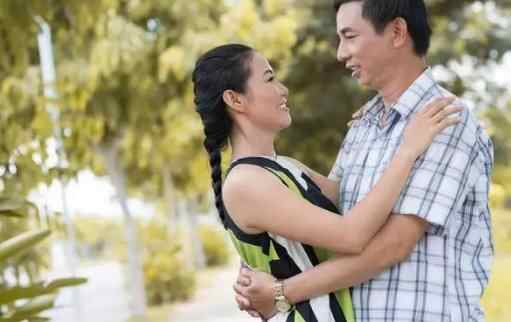 中年男人偏爱年轻女人的原因，为什么老男人喜欢年轻女人