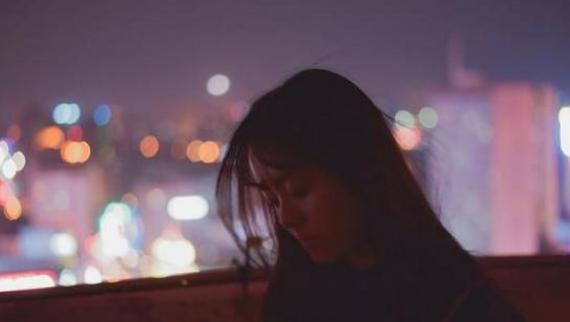 女生给你发相片意味什么，女生发自拍给男人看什么意思