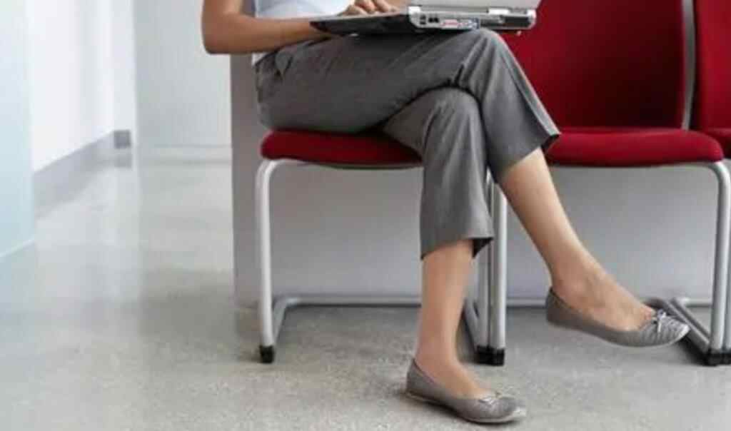 女人为什么坐下就喜欢跷二郎腿,坐下就跷二郎腿的人是什么性格