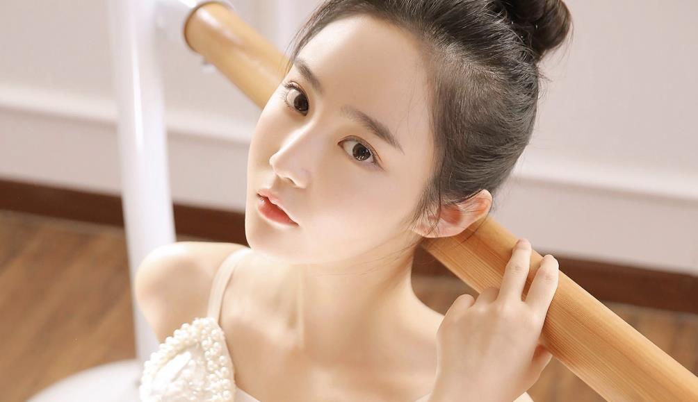 一个女的吊着你的表现，一个女生吊着你是什么心理