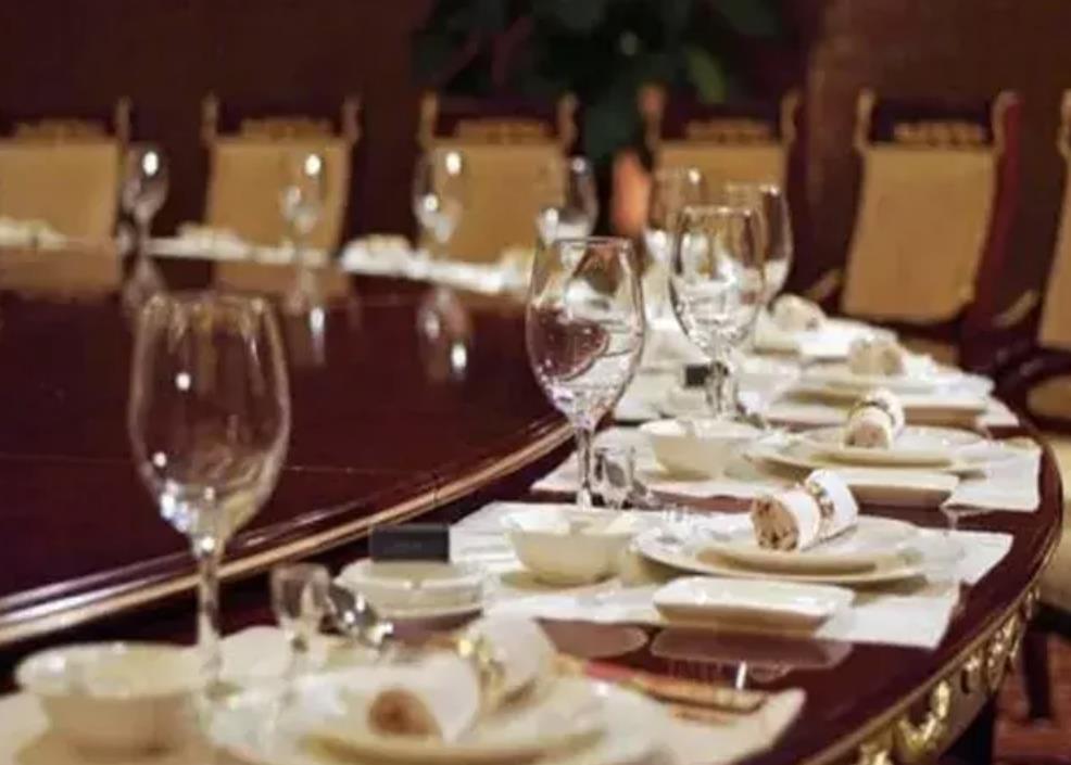 坐席左手为大还是右手为大,姑姑在哪里坐席