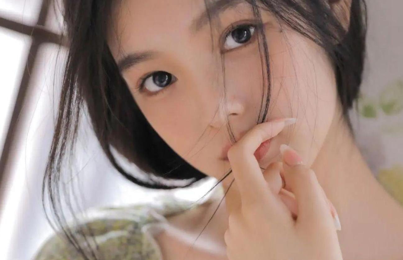男人吻女人摸了女人的脸代表什么