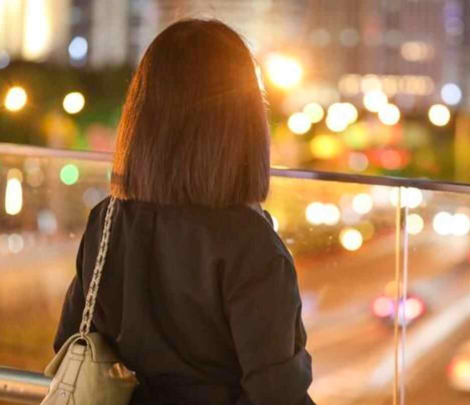 男人缓缓抚摸着女人的手臂代表什么