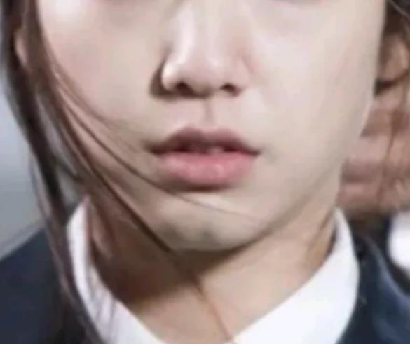 下巴有个沟的女人面相