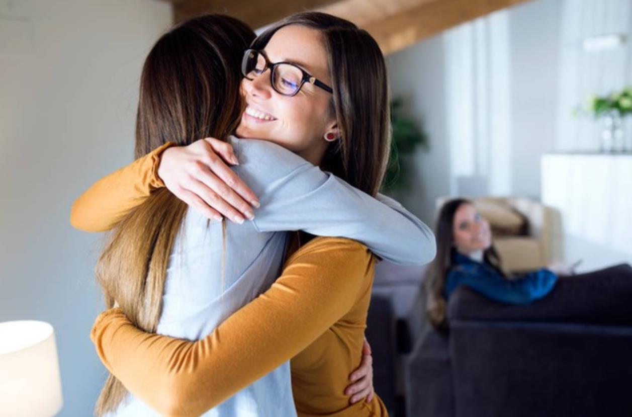 60岁女人搂男人腰暗示什么