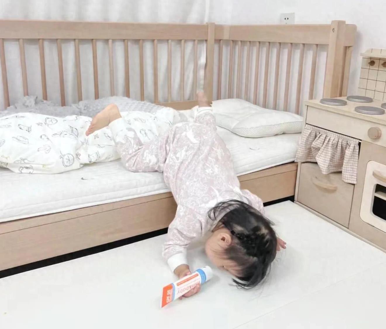 婴儿掉床为什么不能马上抱起来