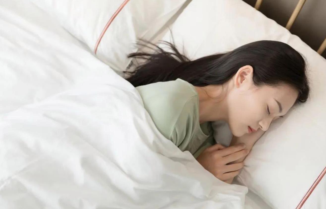 女人躺床上一动不动说明了什么