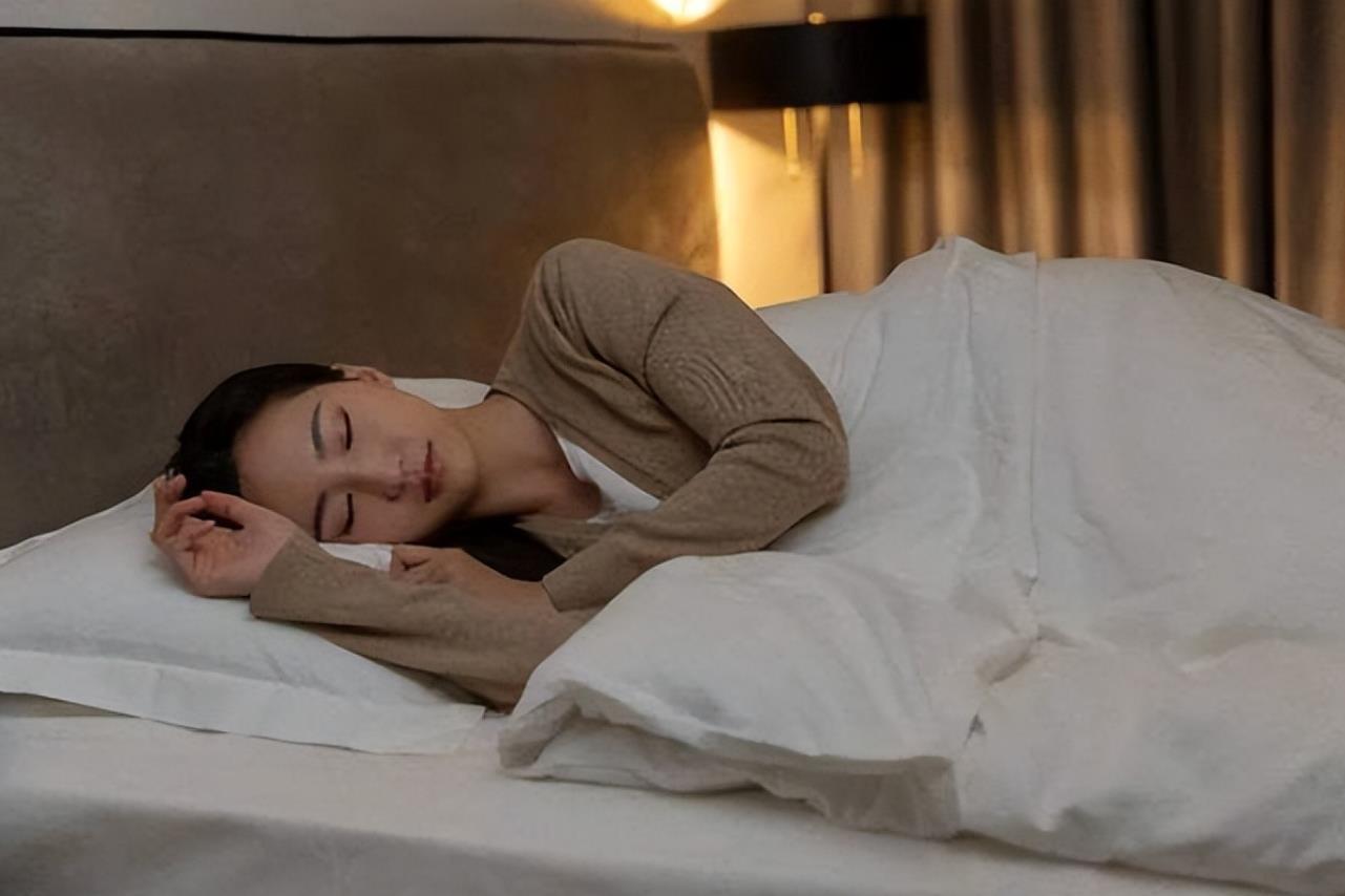 女人躺床上一动不动说明了什么