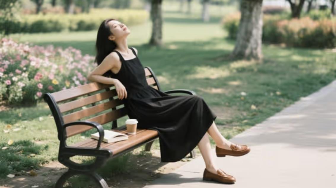 黑色裙子怎样搭配显温柔