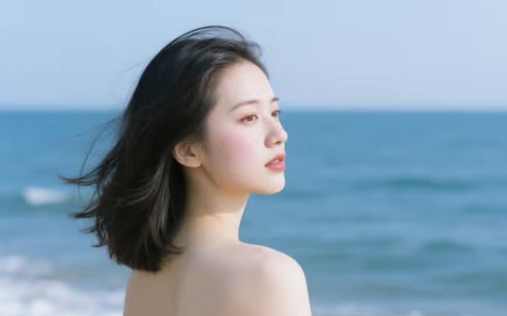 黑色裙子怎样搭配显温柔