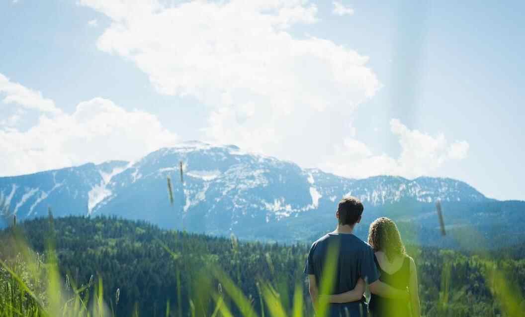 女人主动摸男人手说明什么